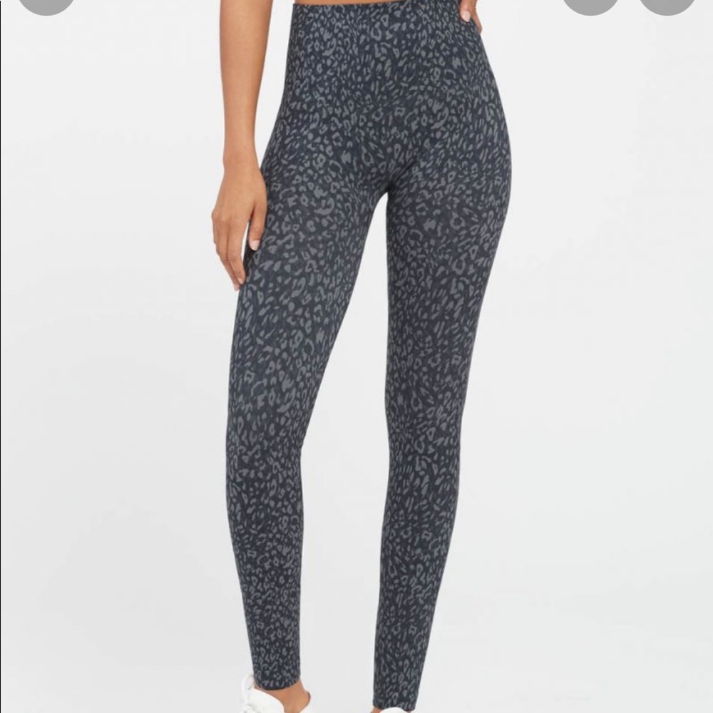 Spanx Look At Me Now Smoothing Legging Mini Leopard black and grey size Large